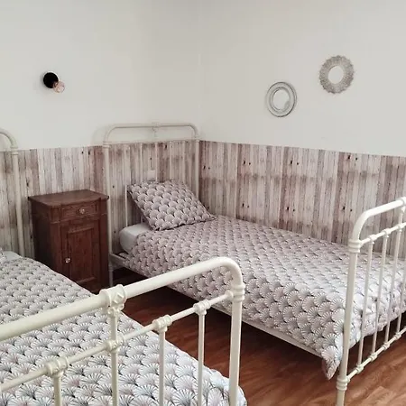 Holiday home Cheminee, Jardin Et Tranquillite Assuree *